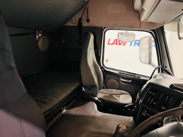 Volvo FM9 260 10 Tyre Sleeper Cab Curtainsider