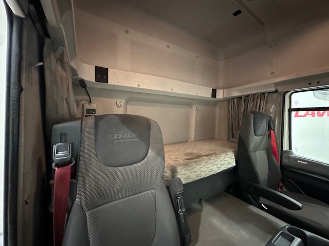 DAF CF 330 6×2 Rear Lift Sleeper Cab Curtainsider