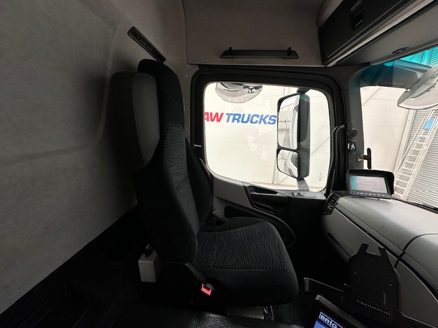 Mercedes Antos 2532 6×2 Rear Lift Day Cab Fridge Box