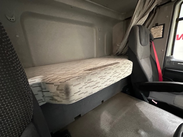 DAF CF 370 6×2 Sleeper Cab Fridge Box
