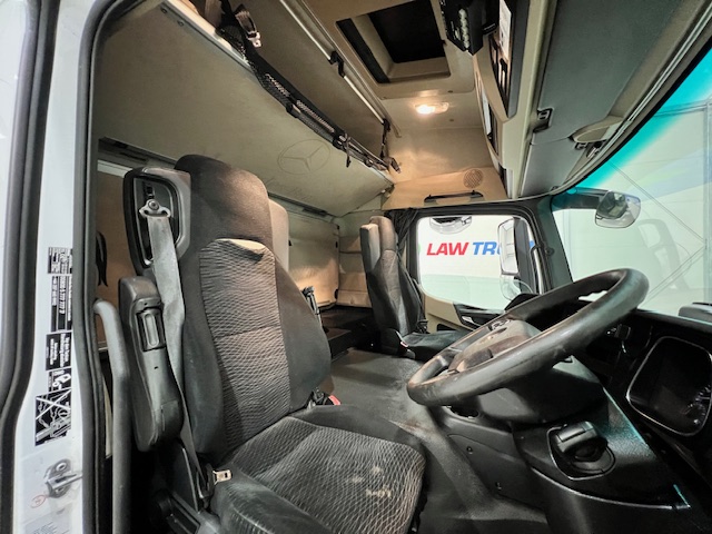 Mercedes Actros 1824 4×2 Sleeper Cab Fridge Box