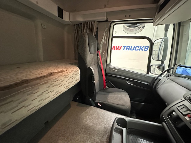 DAF CF 330 6×2 Rear Lift Sleeper Cab Curtainsider