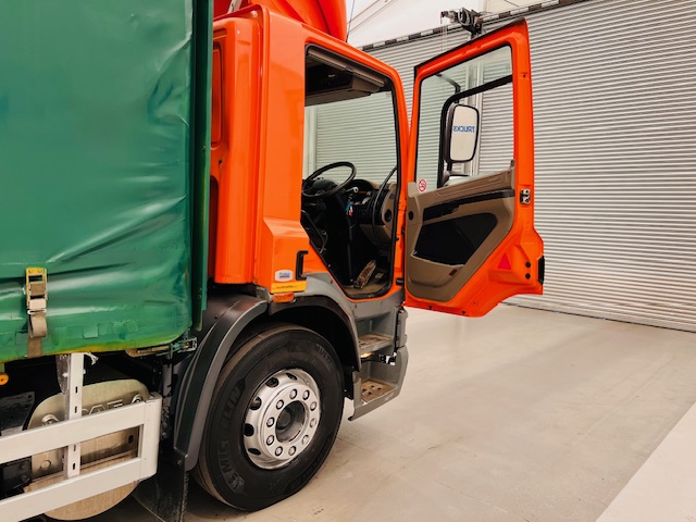 DAF CF75 310 6×2 Rear Lift Day Cab Curtainsider