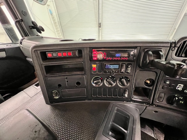 Scania P370 8×4 Sleeper Cab Skip Loader