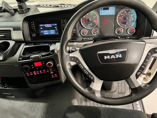 MAN TGM 18.250 4×2 Sleeper Cab Curtainsider