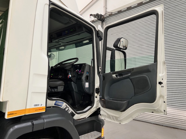 Scania P280 6×2 Rear Lift Day Cab Fridge Box