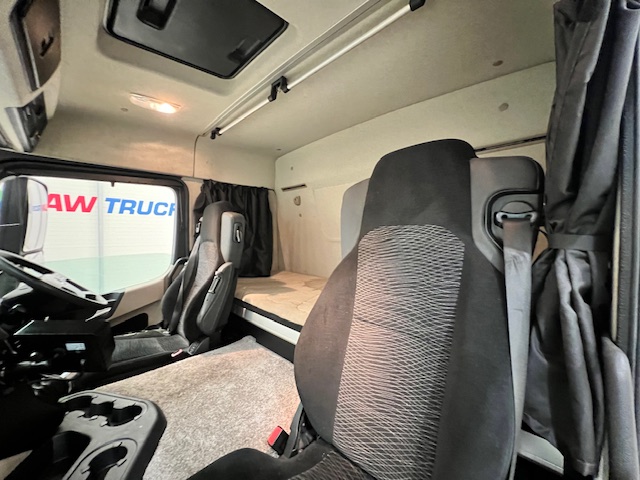 Mercedes Actros 1824 4×2 Sleeper Cab Curtainsider