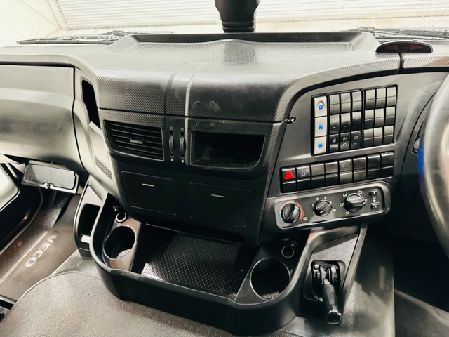 Iveco Stralis 310 AT 6×2 Box Van