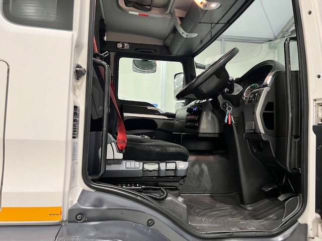 MAN TGM 18.250 4×2 Sleeper Cab Curtainsider
