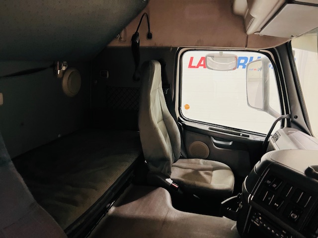 Volvo FM9 260 10 Tyre Sleeper Cab Curtainsider