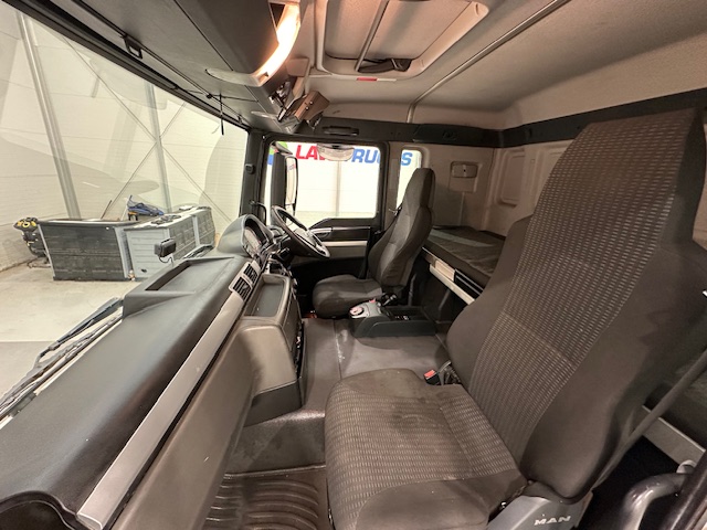 MAN TGS 26.320 6×2 Sleeper Cab Fridge Box