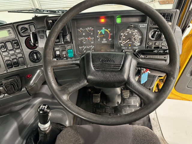 Scania 114 340 6×2 Rear Lift Day Cab Beavertail