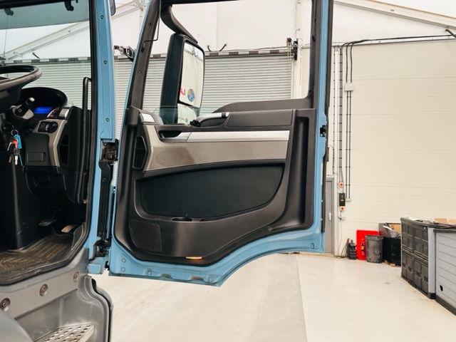 MAN TGS 26.360 6×2 Sleeper Cab Box Van