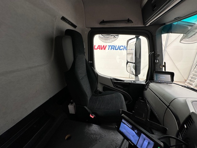 Mercedes Antos 2532 6×2 Rear Lift Day Cab Fridge Box