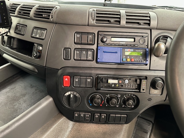 DAF CF 370 6×2 Sleeper Cab Fridge Box