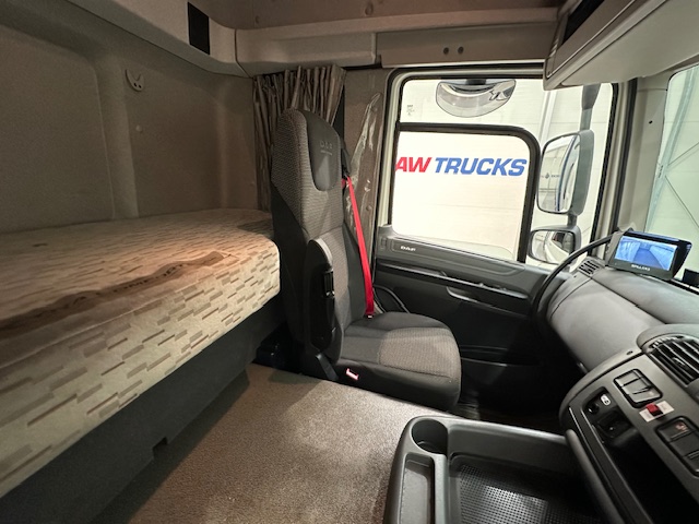 DAF CF 330 6×2 Rear Lift Sleeper Cab Curtainsider