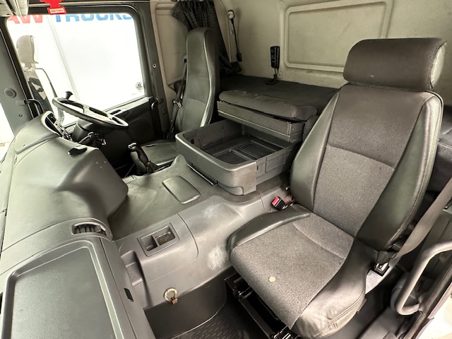 Scania P230 4×2 Sleeper Cab Curtainsider Manual