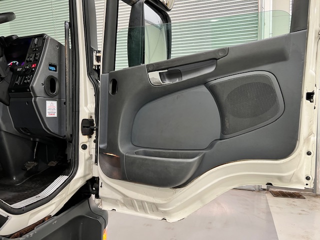 Scania P280 6×2 Rear Lift Day Cab Fridge Box