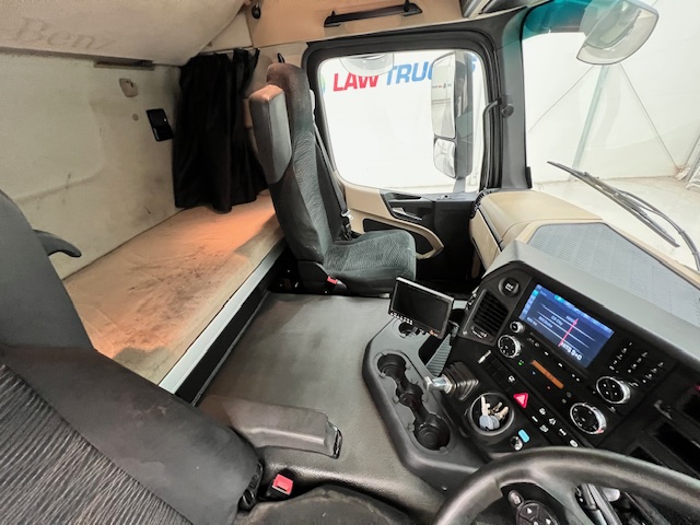 Mercedes Actros 1824 4×2 Sleeper Cab Fridge Box