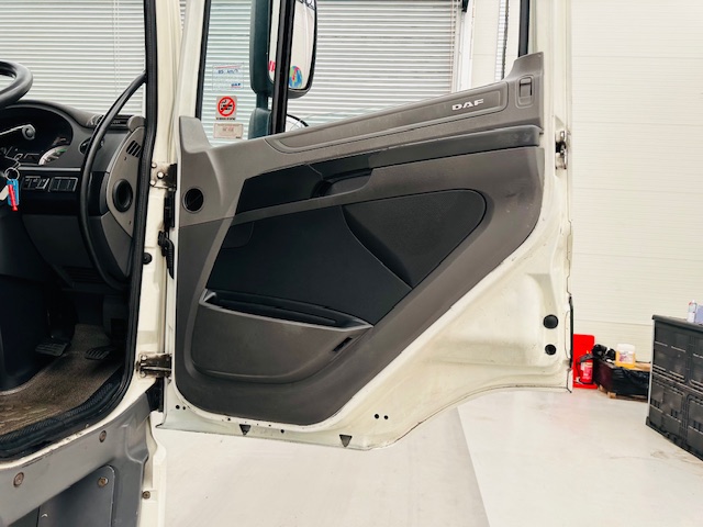 DAF CF 290 6×2 Rear Steer Fridge Box