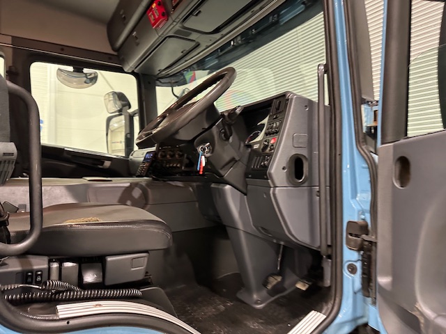 Scania P320 6×2 10 Tyre Rear Lift Insulated Box Van