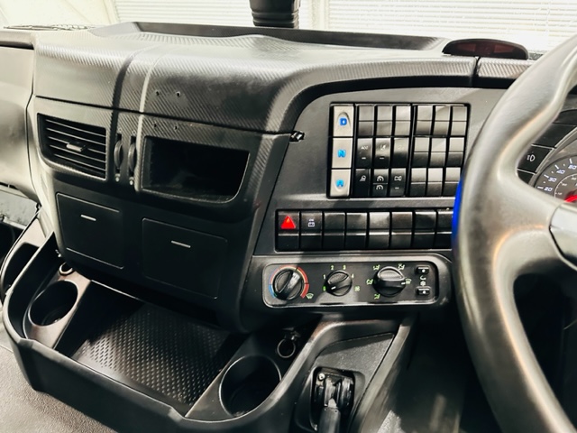 Iveco Stralis 310 AT 6×2 Box Van