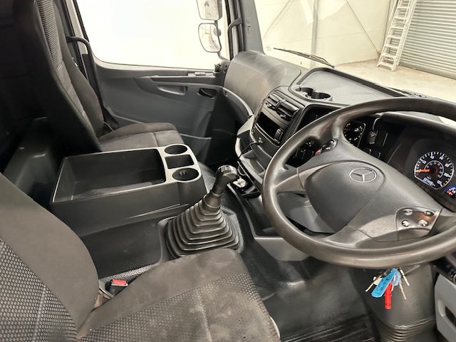 Mercedes Axor 1824 Day Cab Curtainsider Manual