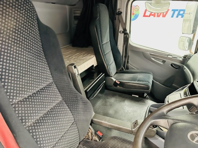 Mercedes 2543 6×2 10 Tyre Rear Lift Sleeper Cab Box Van