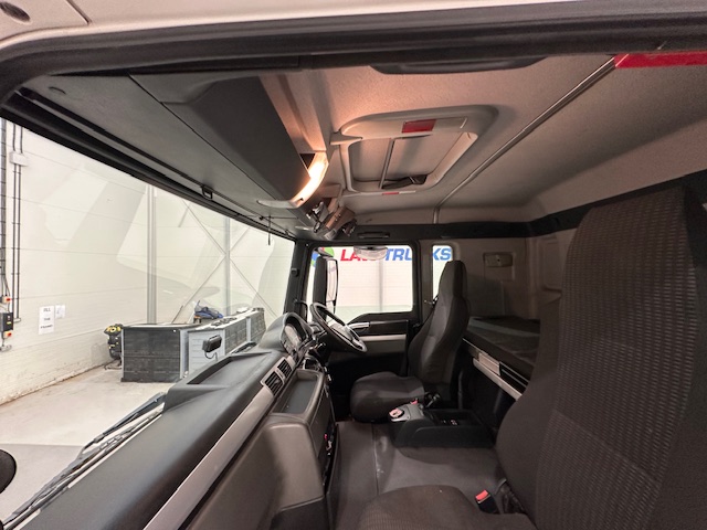 MAN TGS 26.320 6×2 Sleeper Cab Fridge Box