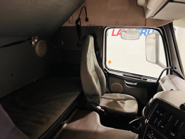 Volvo FM9 260 10 Tyre Sleeper Cab Curtainsider