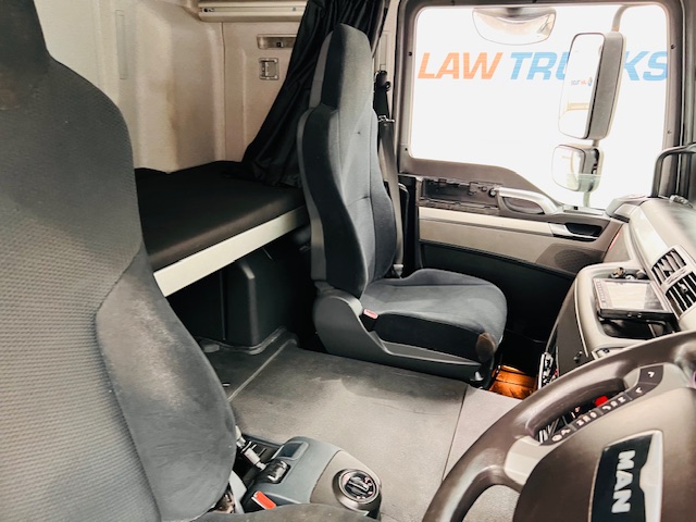 MAN TGM 18.250 Sleeper Cab Curtainsider