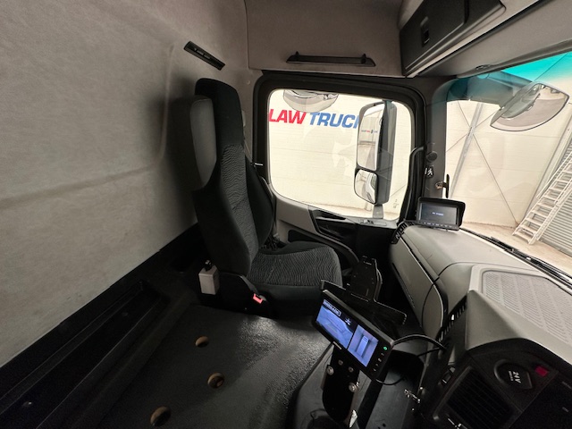 Mercedes Antos 2532 6×2 Rear Lift Day Cab Fridge Box