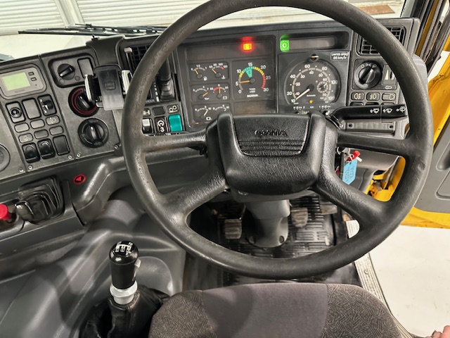 Scania 114 340 6×2 Rear Lift Day Cab Beavertail