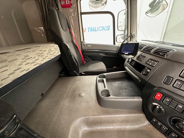 DAF CF 370 6×2 Sleeper Cab Fridge Box