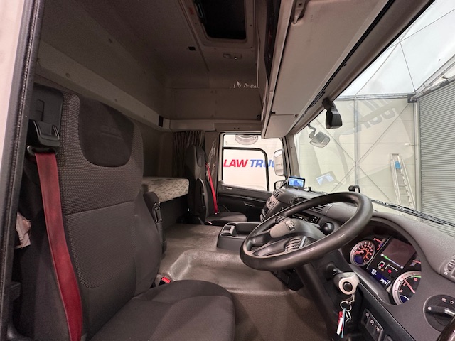 DAF CF 330 6×2 Rear Lift Sleeper Cab Curtainsider
