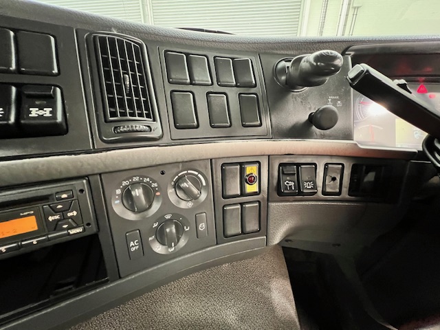 Volvo FM 460 8×4 Steel Tipper Grab