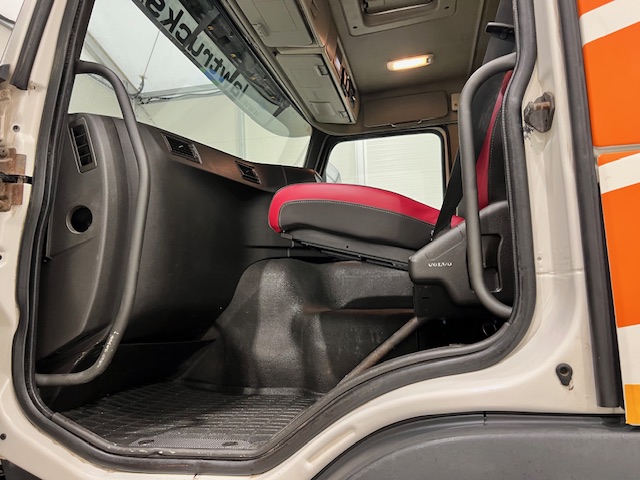Volvo FMX 420 8×4 Day Cab Steel Tipper
