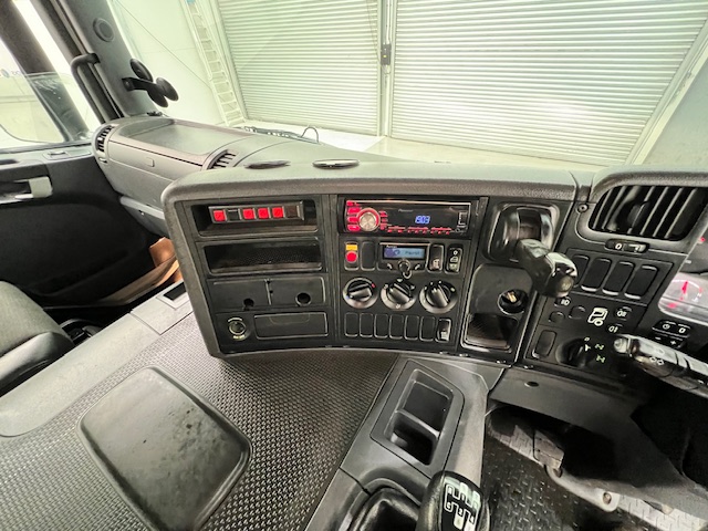 Scania P370 8×4 Sleeper Cab Skip Loader