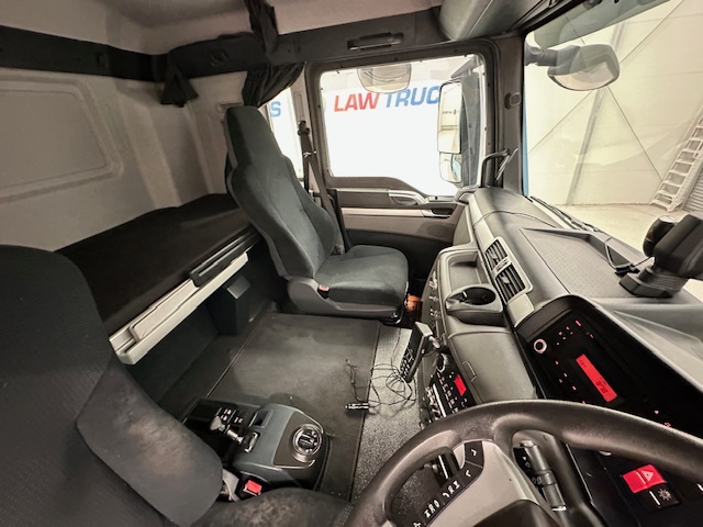 MAN TGS 26.360 6×2 Sleeper Cab Insulated Box Van