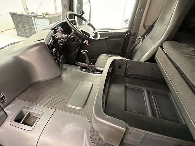 Scania P230 4×2 Sleeper Cab Curtainsider Manual