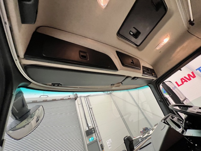 Mercedes Actros 1824 4×2 Sleeper Cab Curtainsider