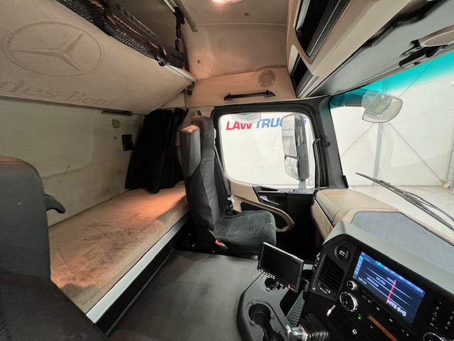 Mercedes Actros 1824 4×2 Sleeper Cab Fridge Box