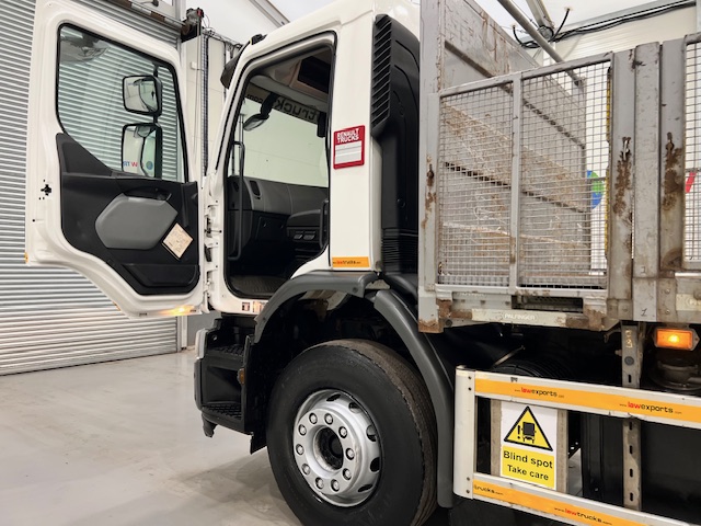 Renault C320 6×2 Day Cab Dropside with Crane