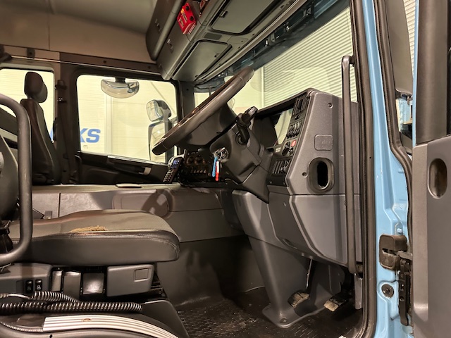 Scania P320 6×2 10 Tyre Rear Lift Insulated Box Van