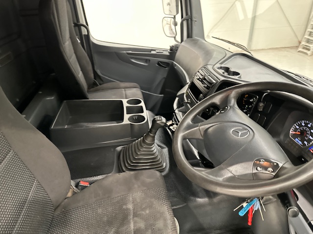 Mercedes Axor 1824 Day Cab Curtainsider Manual