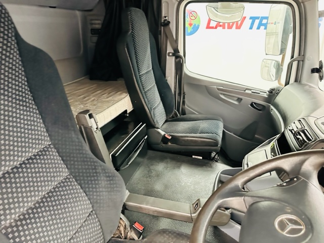Mercedes 2543 6×2 10 Tyre Rear Lift Sleeper Cab Box Van
