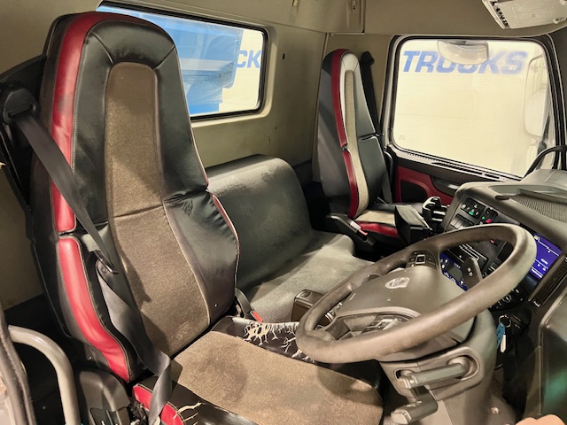 Volvo FMX 410 8×4 Day Cab Steel Tipper