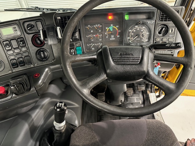 Scania 114 340 6×2 Rear Lift Day Cab Beavertail