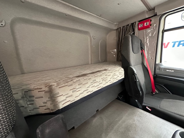 DAF CF 370 6×2 Sleeper Cab Fridge Box