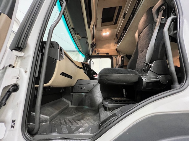 Mercedes Actros 1824 4×2 Sleeper Cab Fridge Box